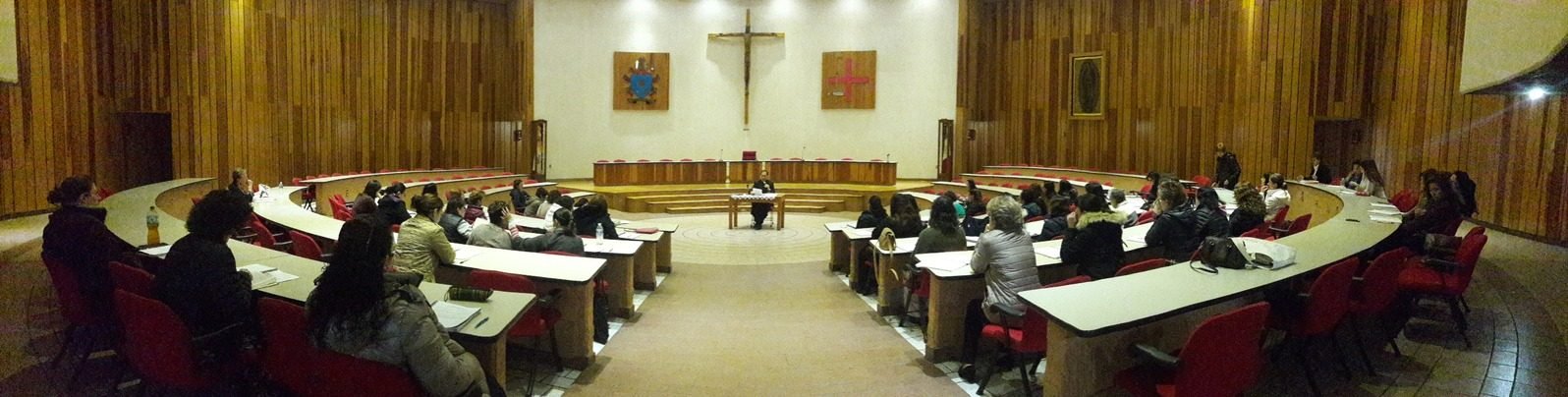 Sala de conferencias del CREL ZE preparada para una sesión