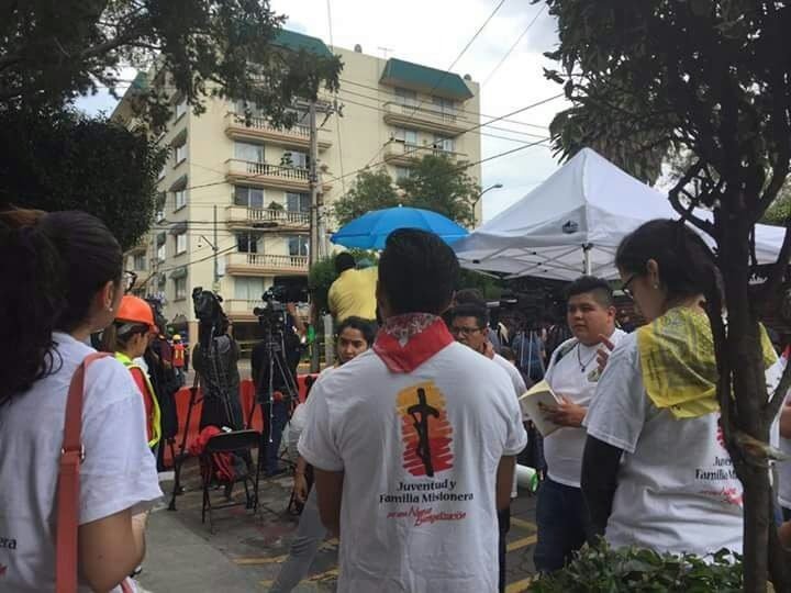 Jóvenes misioneros durante una jornada de servicio